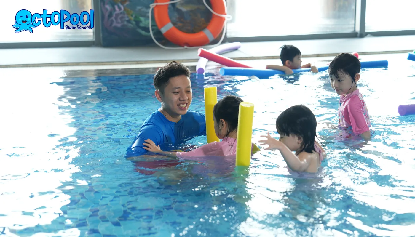 lớp học bơi ếch tại octopool swim school
