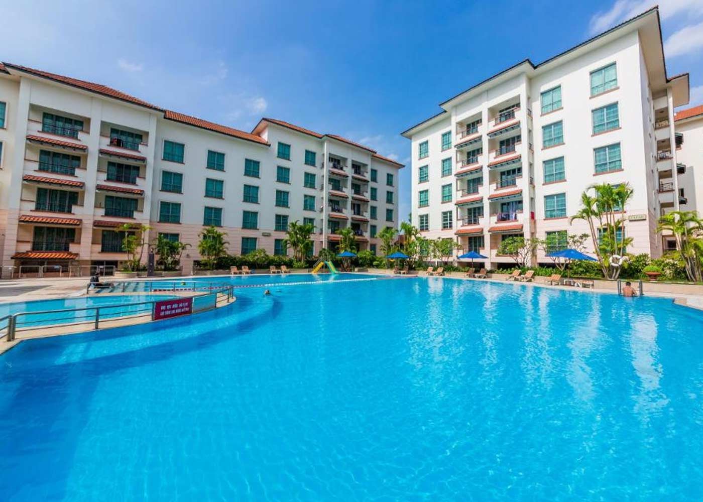 Bể bơi khách sạn Diamond Westlake Suites