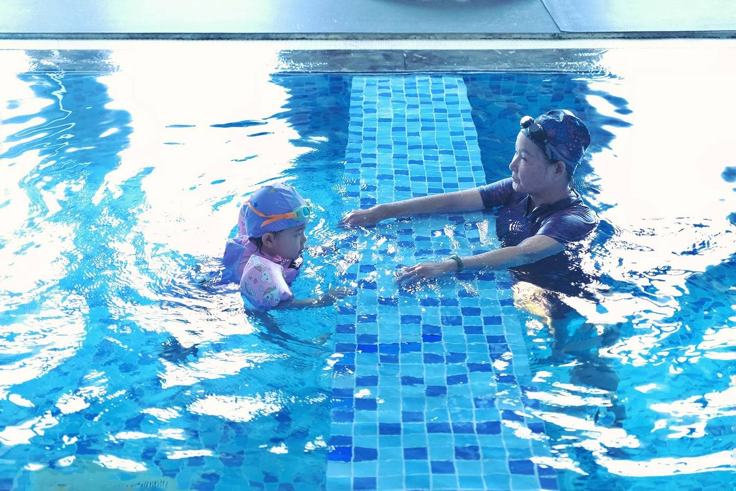 Khóa học bơi tại bể bơi nghi tàm