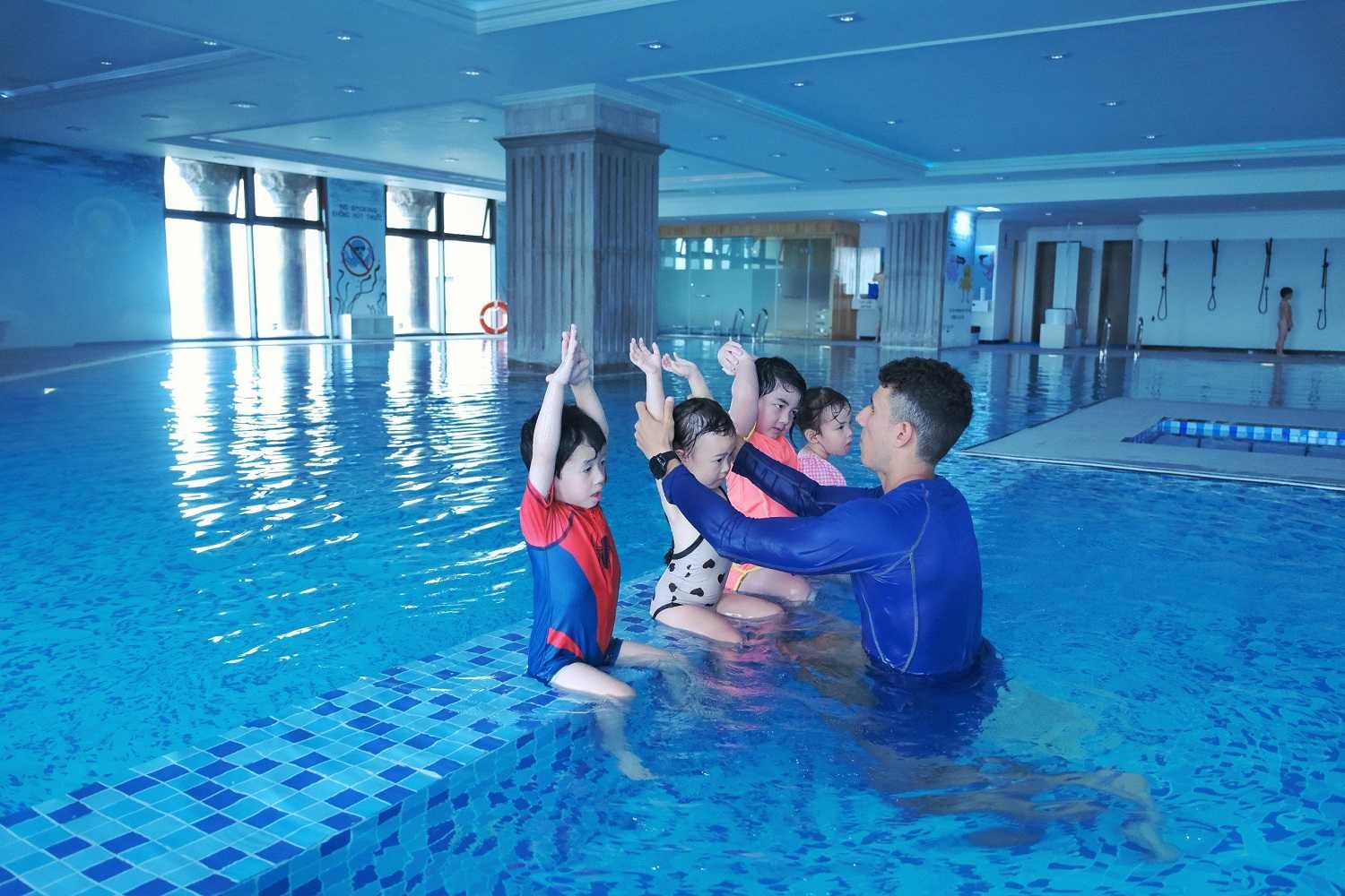 Dạy bơi tại bể bơi quảng bá