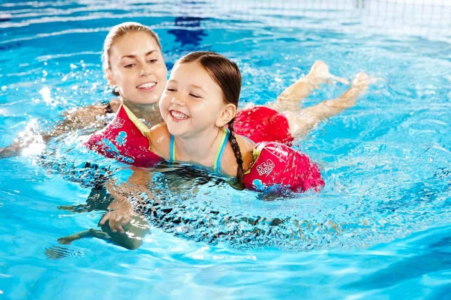 bé mấy tuổi học bơi được