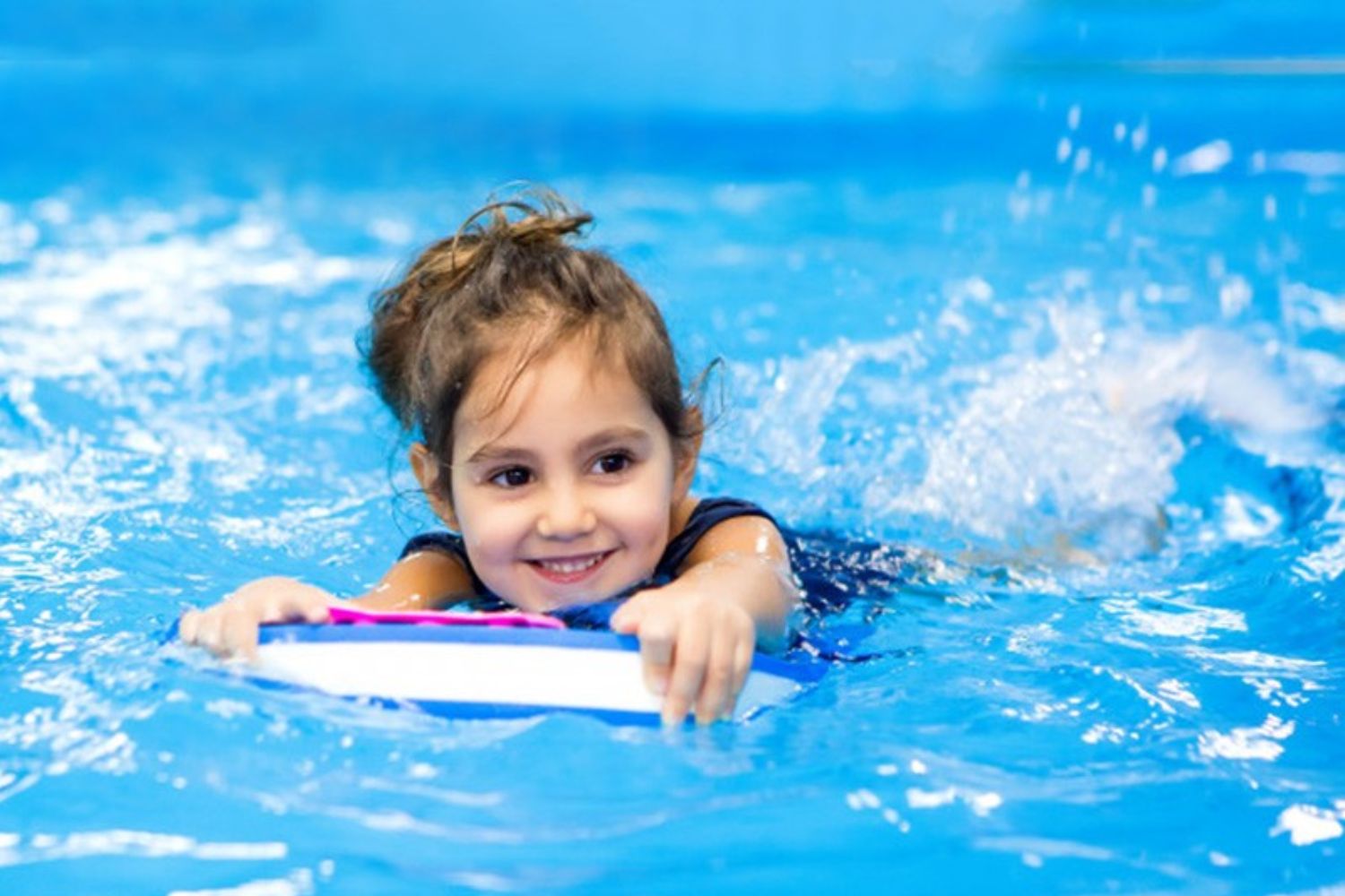 Bơi lội giúp trẻ phát triển chiều cao