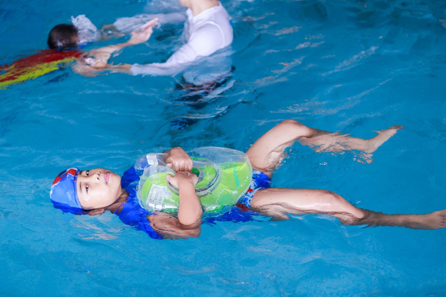 Bơi lội giúp trẻ phát triển chiều cao