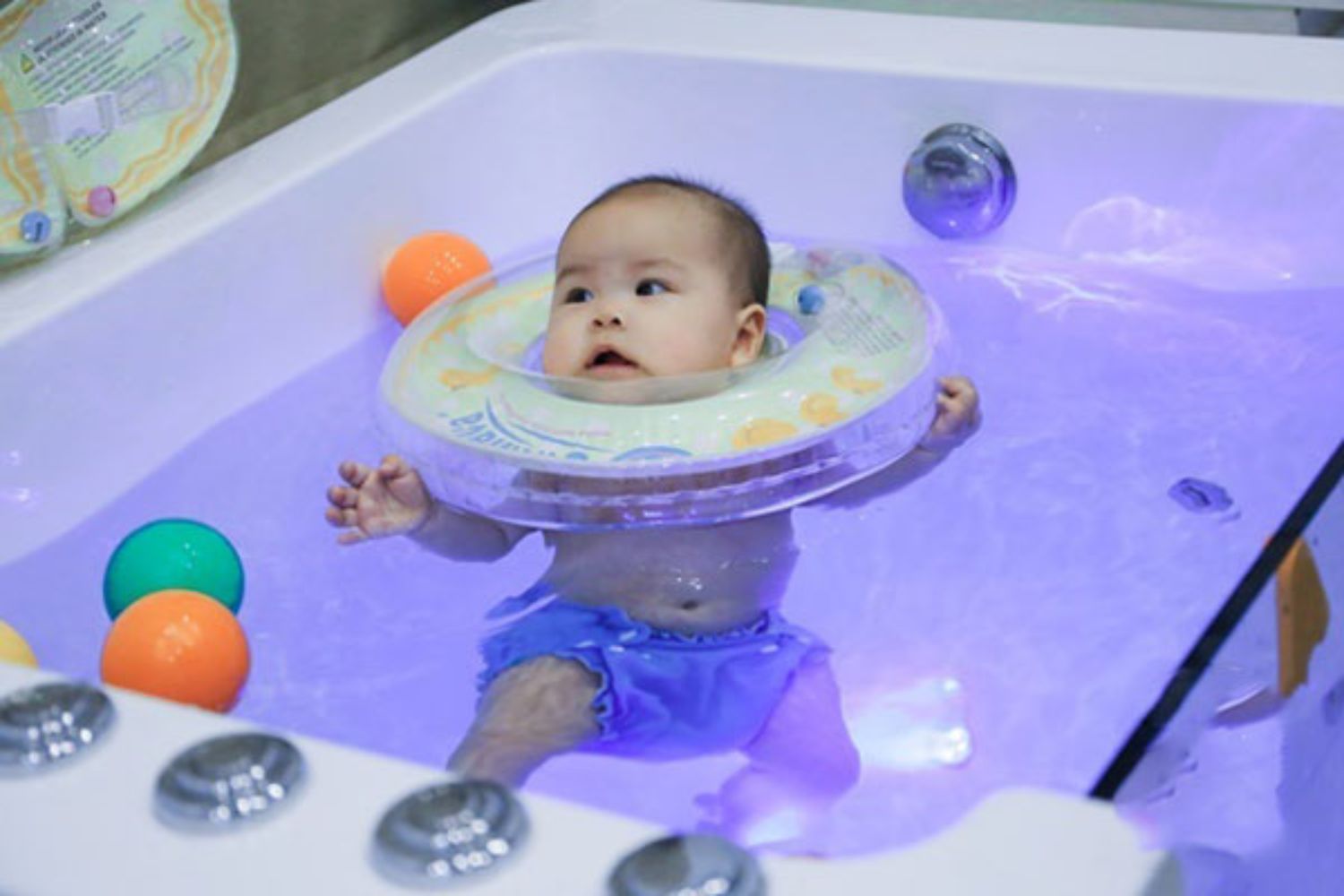 Có nên cho trẻ sơ sinh học bơi