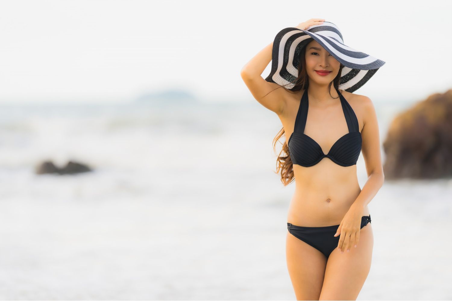 Có nên mặc quần lót bên trong quần bơi