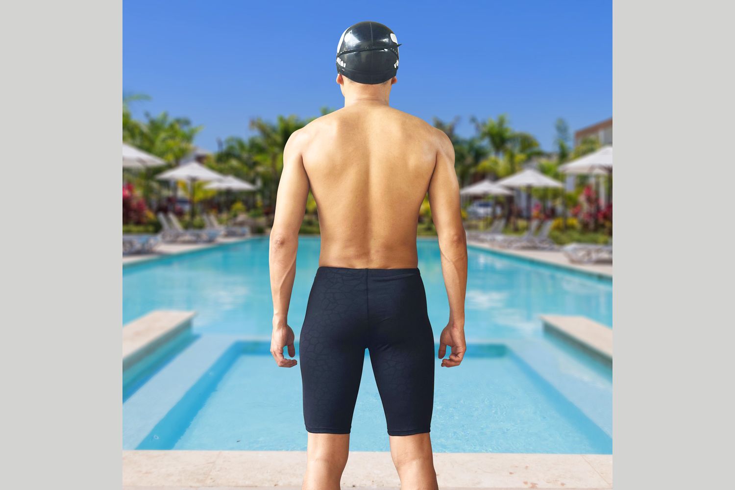 Có nên mặc quần lót bên trong quần bơi