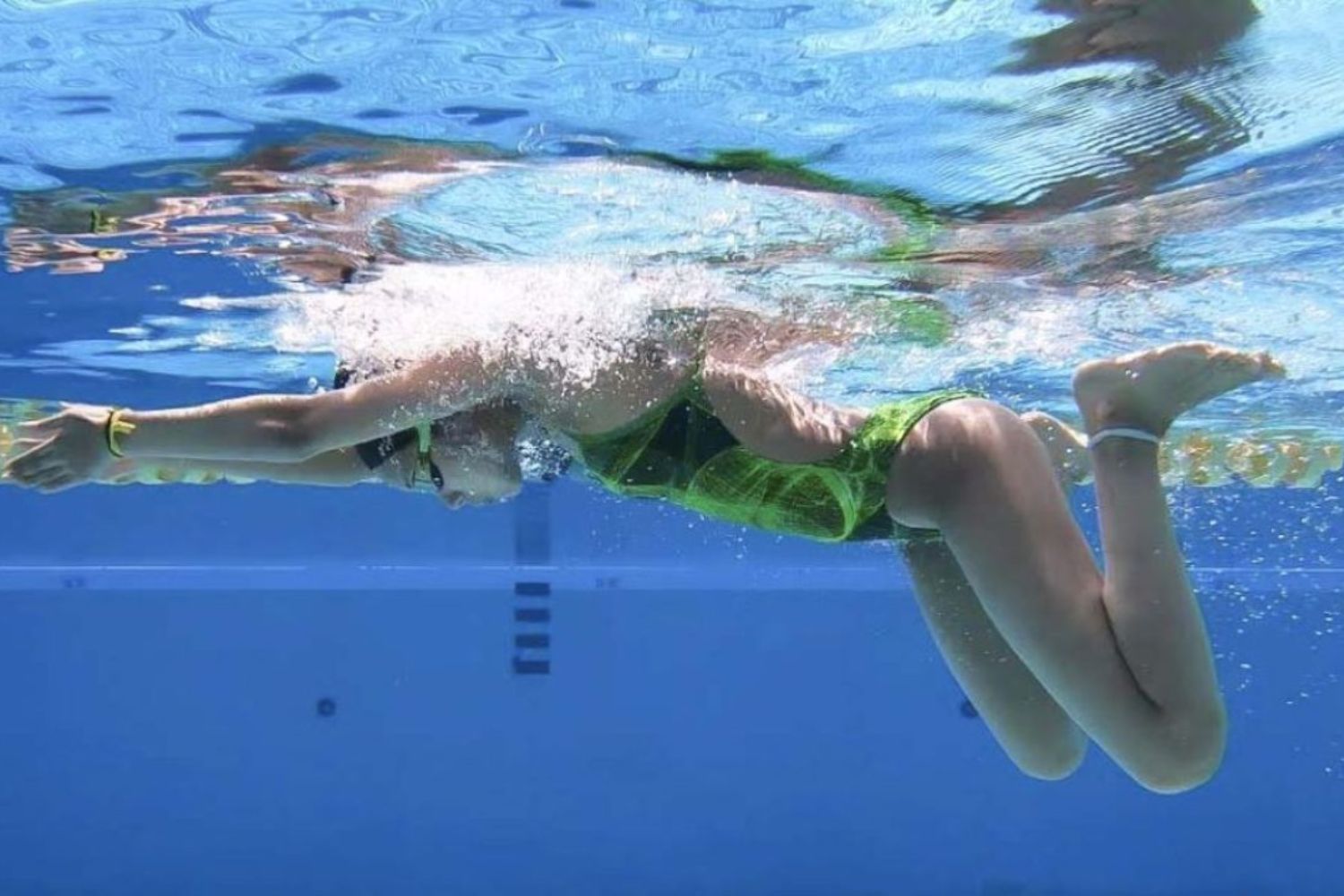 giữ nhịp thở khi bơi ếch