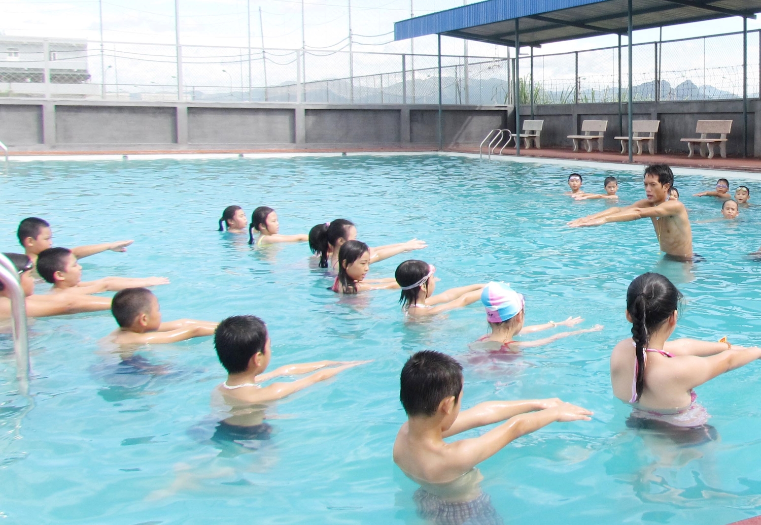 Lớp học bơi cho trẻ em