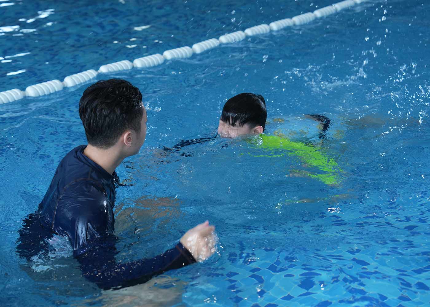 Những lý do bé nên học bơi sinh tồn