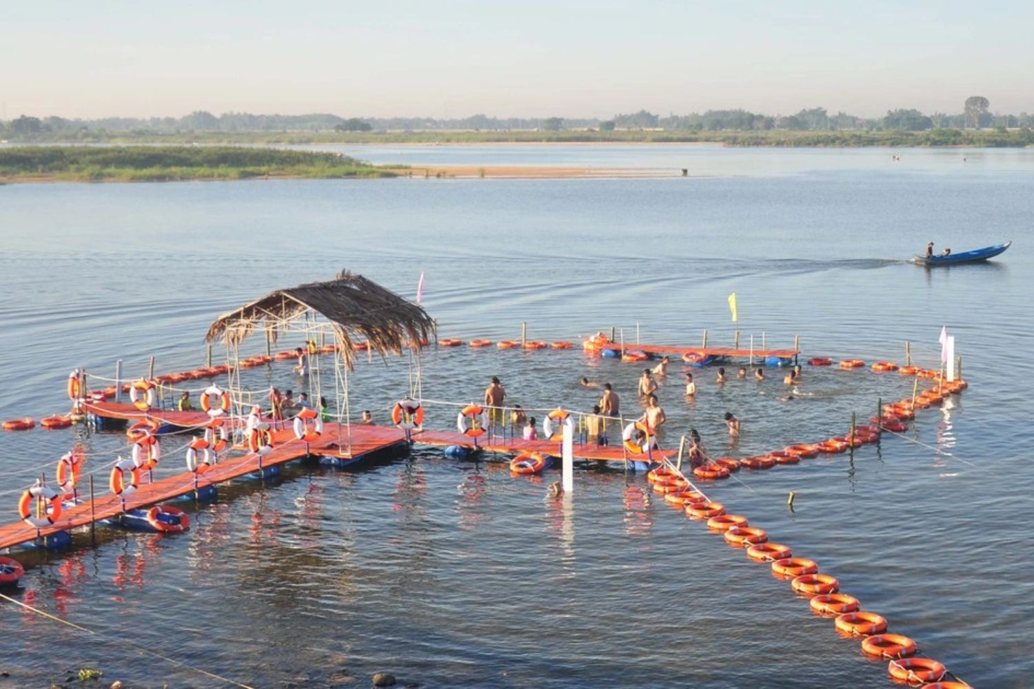 tập bơi dưới biển