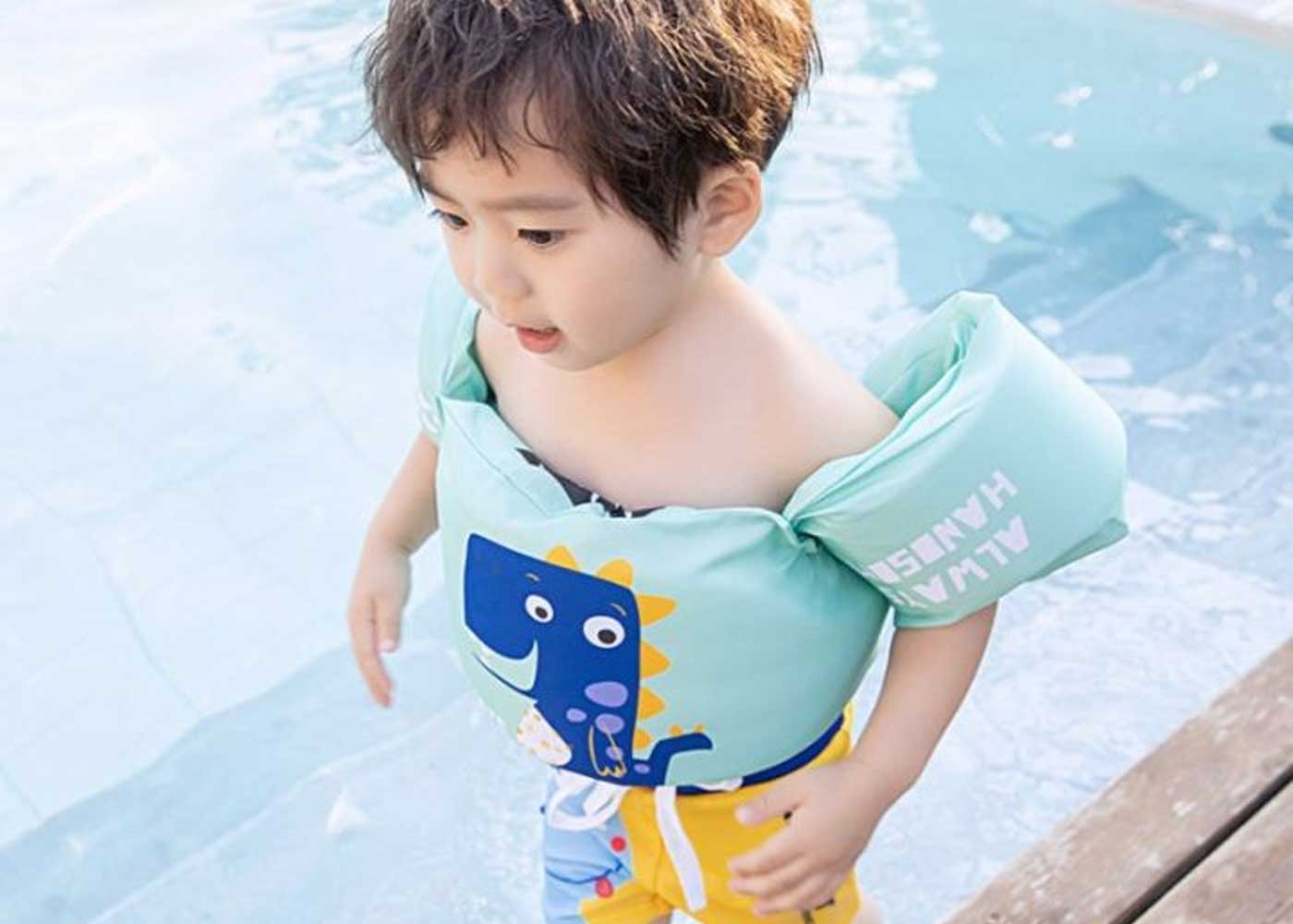 dụng cụ bơi cho bé 2 tuổi