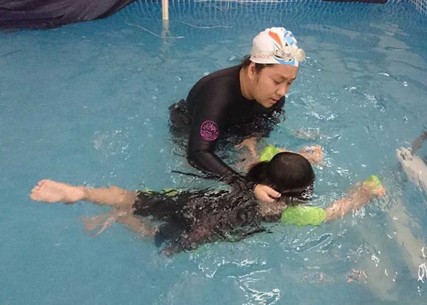 Cách dạy bơi cho trẻ sợ nước