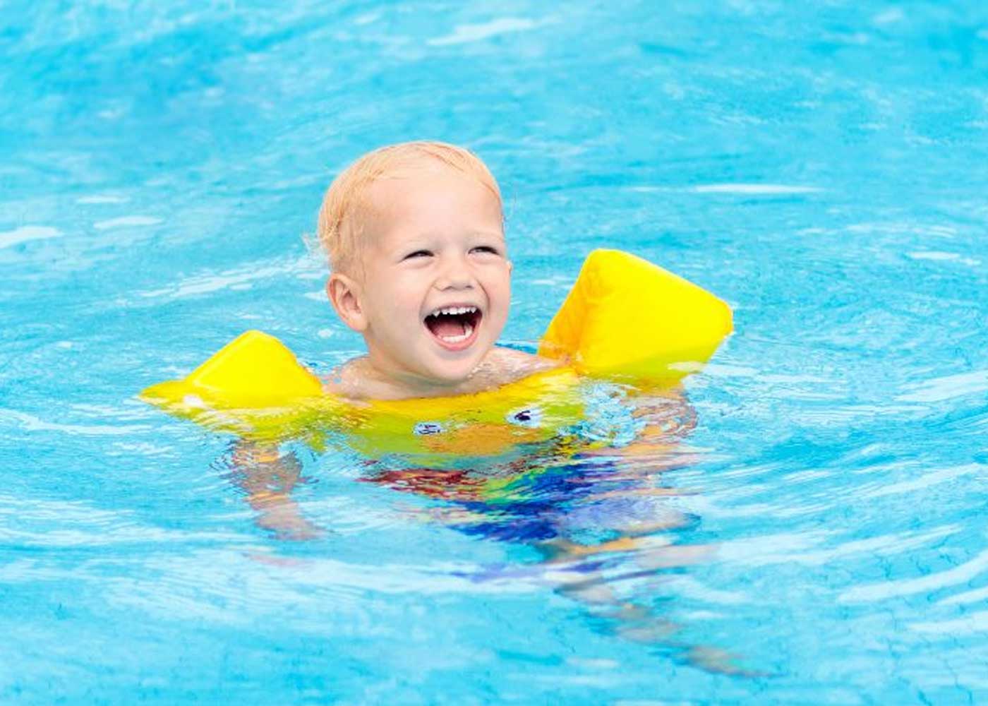Cách dạy bơi cho trẻ sợ nước - Trang bị áo phao bơi cho bé