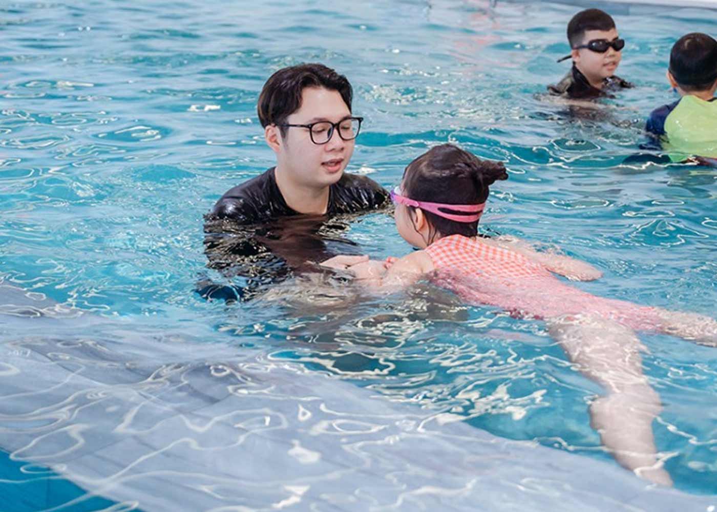 Lựa chọn địa điểm bơi an toàn, sạch sẽ và đội ngũ huấn luyện viên tận tâm với trẻ