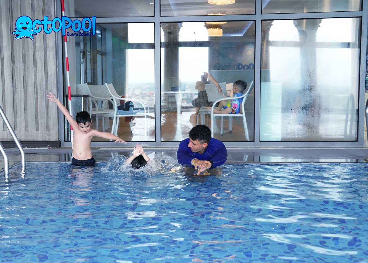 Dạy bơi cho bé 4 tuổi – Hướng dẫn chi tiết giúp bé tự tin xuống nước