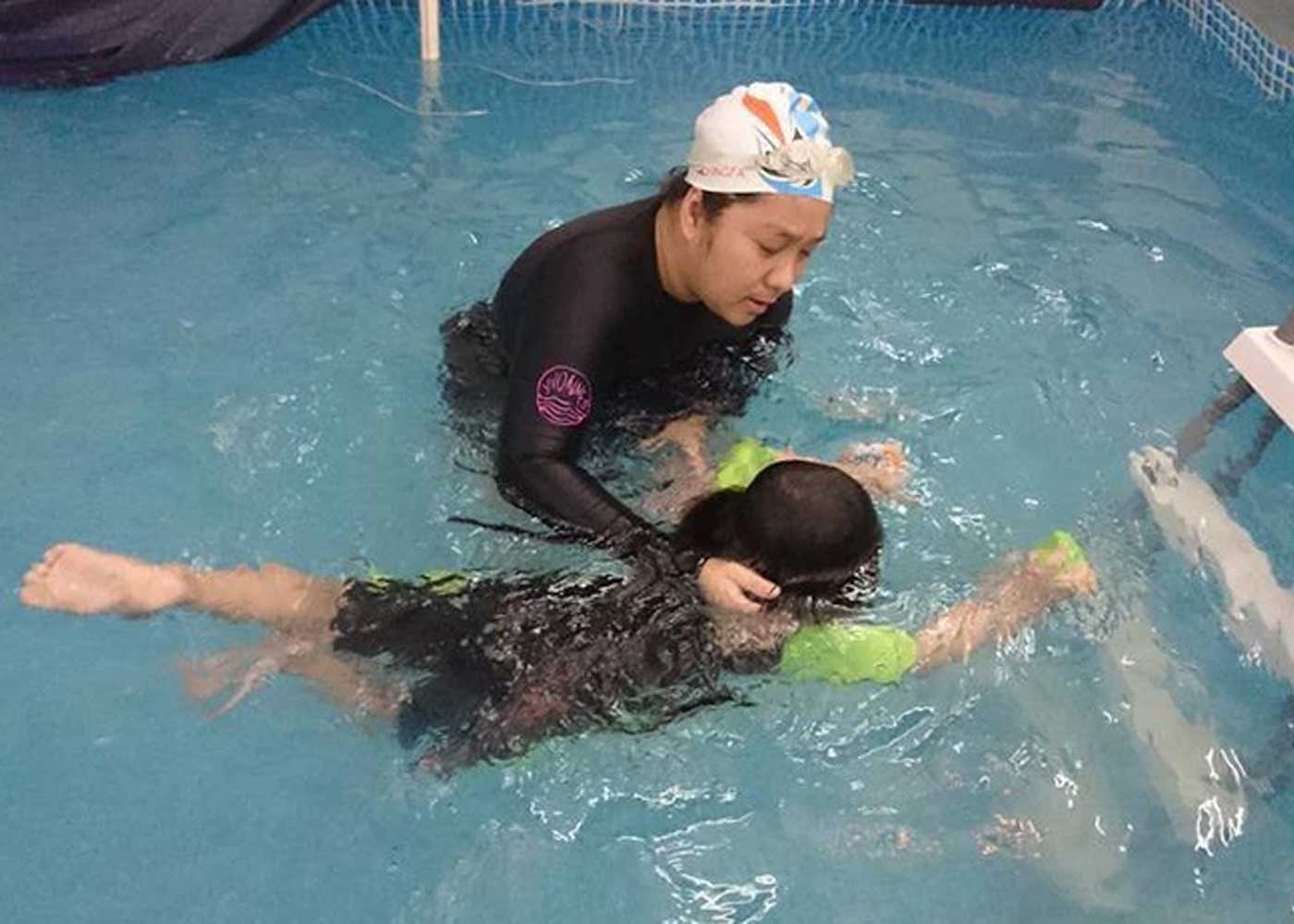 Trẻ 4 tuổi có nên học bơi?