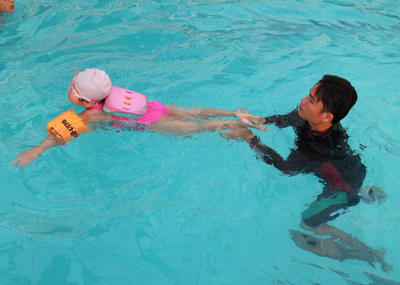 dạy bơi ếch cho trẻ em