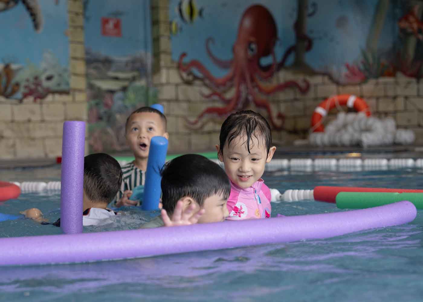 giá học bơi cho trẻ em