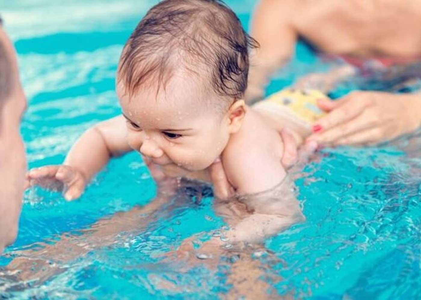 Hướng dẫn dạy bơi cho bé 1 tuổi