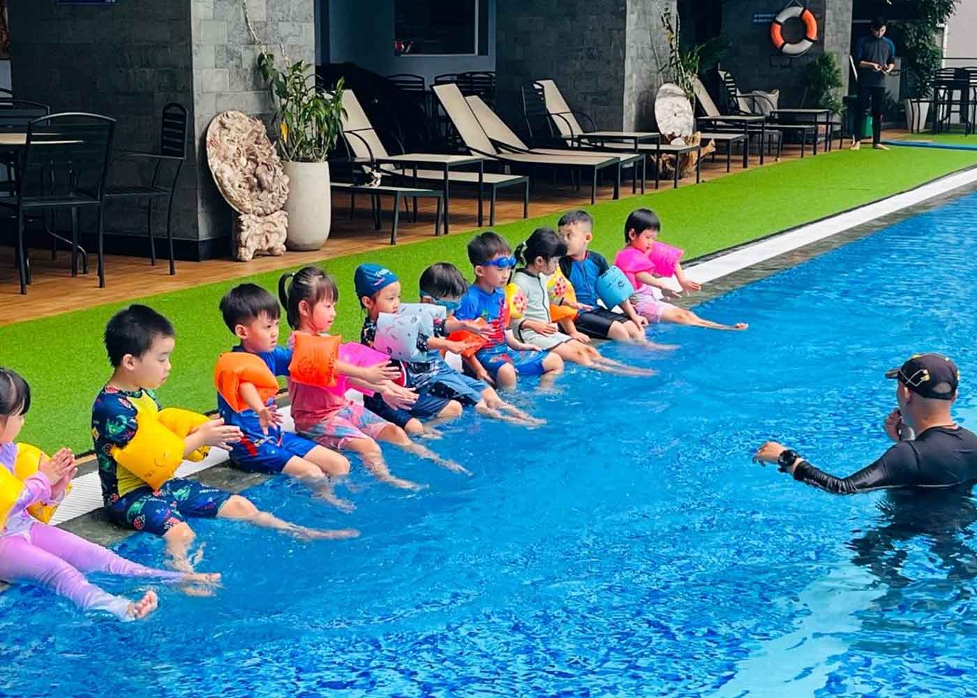 lợi ích của việc tập bơi cho trẻ