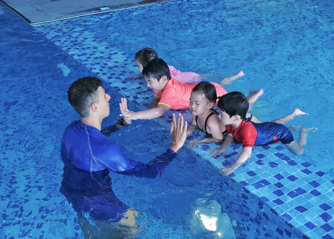 Bé tập bơi có những lợi ích gì?