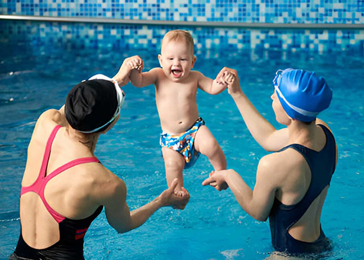 Những lợi ích khi dạy bơi cho bé 1 tuổi