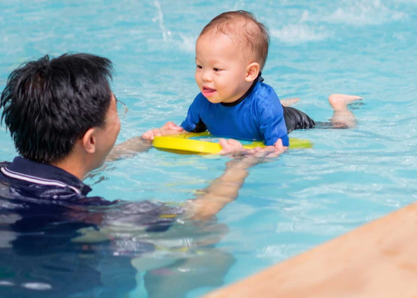 Những lưu ý khi dạy bơi cho bé 1 tuổi