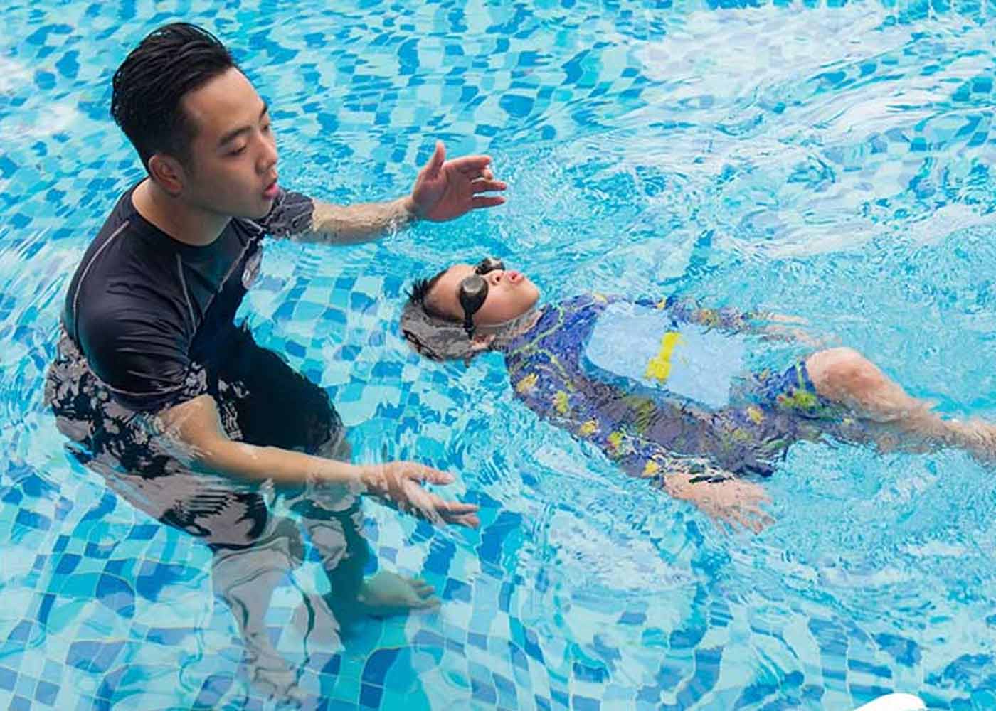 Vì sao nên tập bơi cho trẻ em 7 tuổi