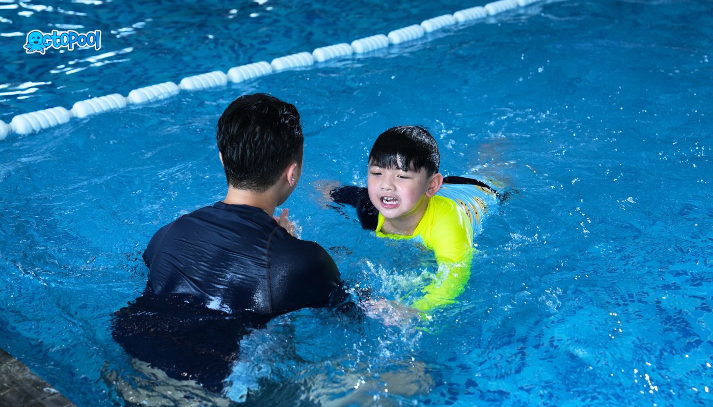 bể bơi từ hoa 