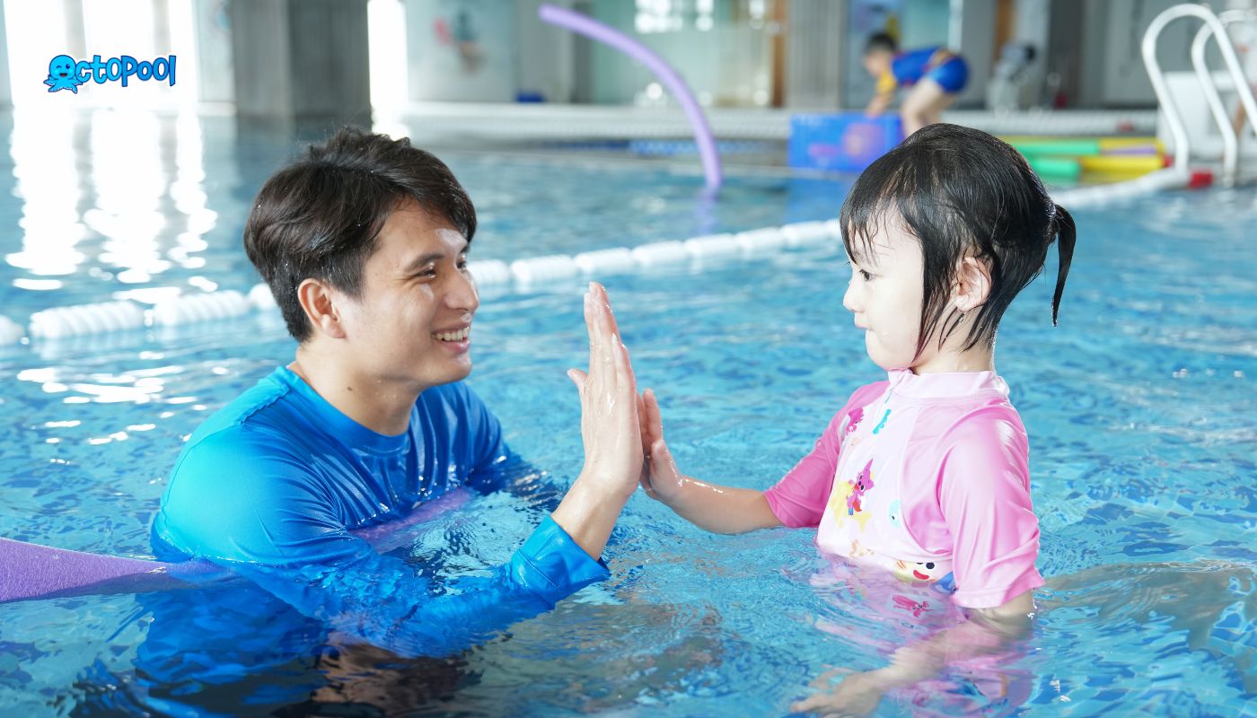 khóa dạy bơi từ hoa