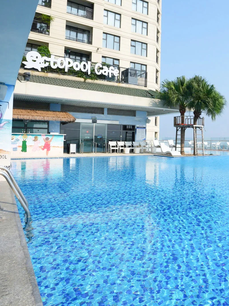 Rooftop Pool 4