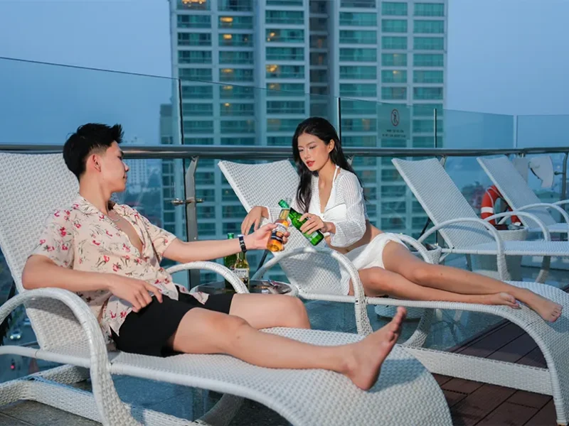 Tận hưởng không gian bể bơi Rooftop Tây Hồ